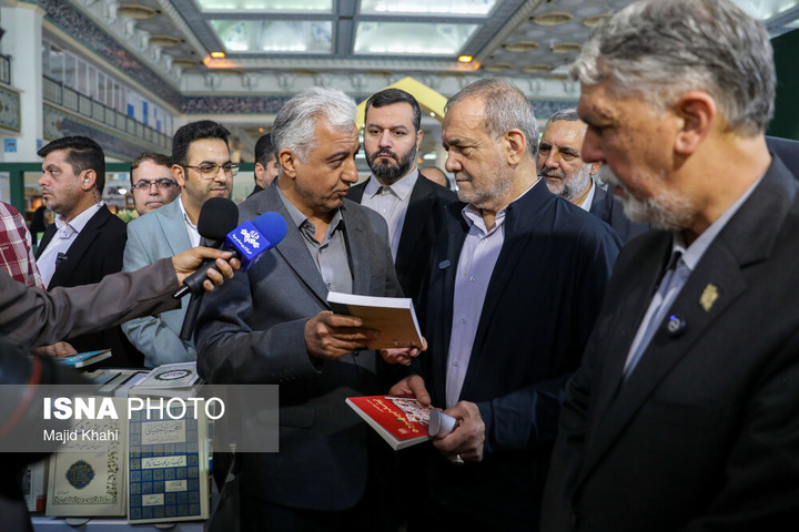 بازدید رئیس‌جمهور از نمایشگاه بین‌المللی کتاب تهران