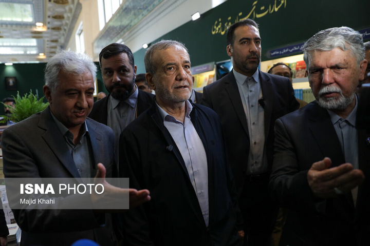 بازدید رئیس‌جمهور از نمایشگاه بین‌المللی کتاب تهران