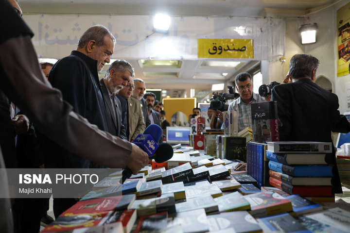 بازدید رئیس‌جمهور از نمایشگاه بین‌المللی کتاب تهران