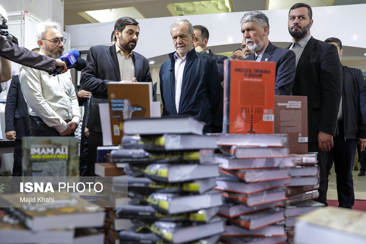 بازدید رئیس‌جمهور از نمایشگاه بین‌المللی کتاب تهران