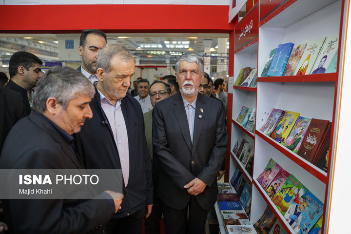 بازدید رئیس‌جمهور از نمایشگاه بین‌المللی کتاب تهران