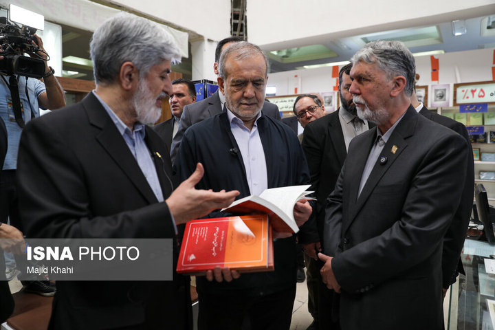 بازدید رئیس‌جمهور از نمایشگاه بین‌المللی کتاب تهران