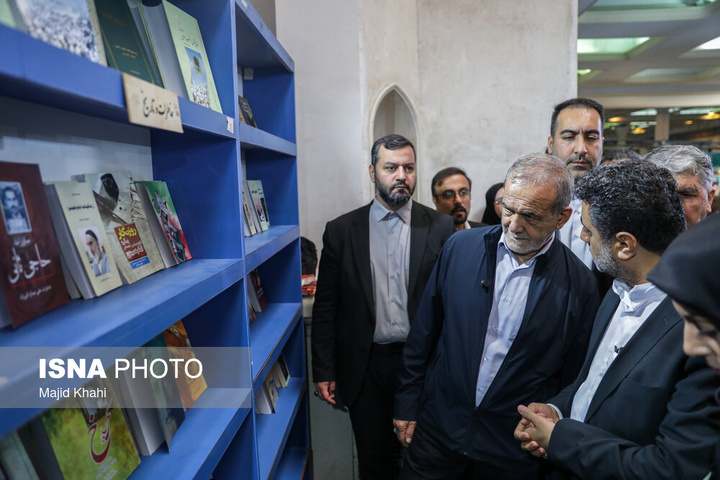 بازدید رئیس‌جمهور از نمایشگاه بین‌المللی کتاب تهران