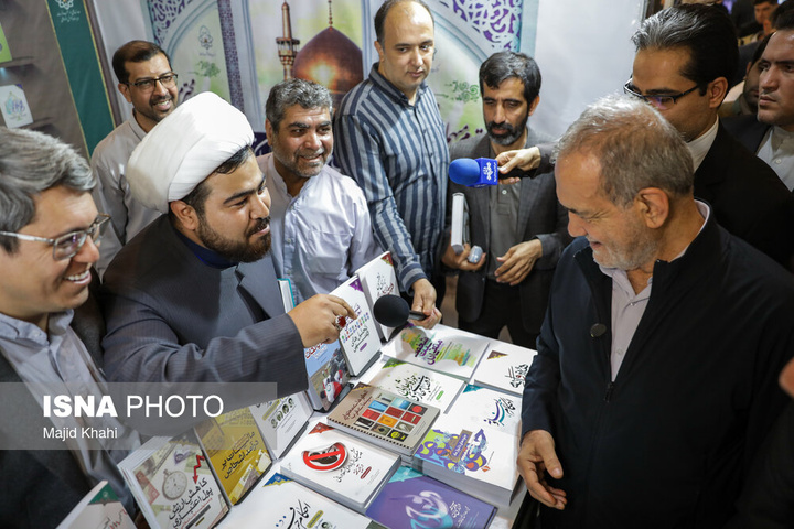 بازدید رئیس‌جمهور از نمایشگاه بین‌المللی کتاب تهران