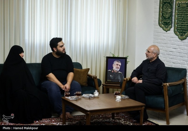 حضور رئیس مجلس در منزل شهیدان طهرانچی، شادمانی و حاجی‌زاده