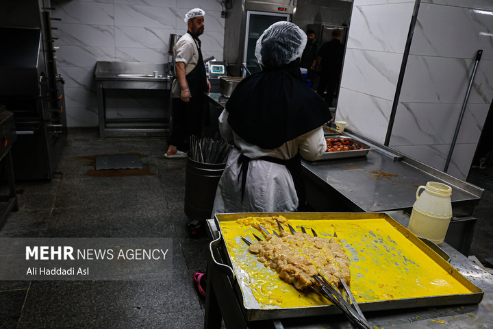 طبخ غذای آسیب‌دیدگان جنگ ۱۲روزه تحمیلی در آشپزخانه مرکزی شهرداری تهران