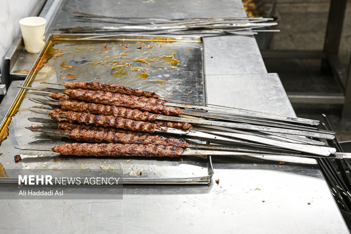 طبخ غذای آسیب‌دیدگان جنگ ۱۲روزه تحمیلی در آشپزخانه مرکزی شهرداری تهران