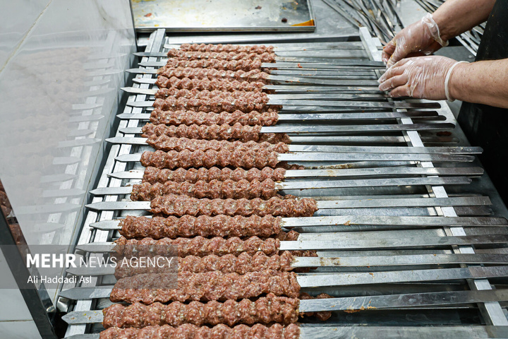 طبخ غذای آسیب‌دیدگان جنگ ۱۲روزه تحمیلی در آشپزخانه مرکزی شهرداری تهران