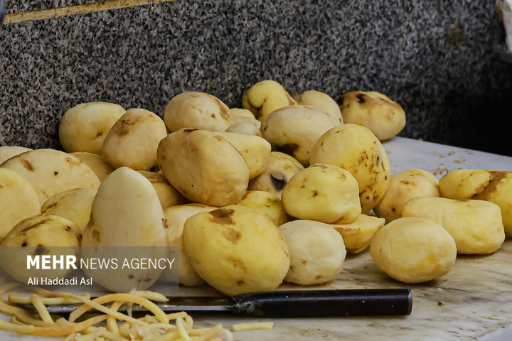 طبخ غذای آسیب‌دیدگان جنگ ۱۲روزه تحمیلی در آشپزخانه مرکزی شهرداری تهران