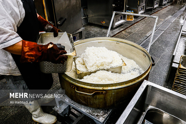 طبخ غذای آسیب‌دیدگان جنگ ۱۲روزه تحمیلی در آشپزخانه مرکزی شهرداری تهران