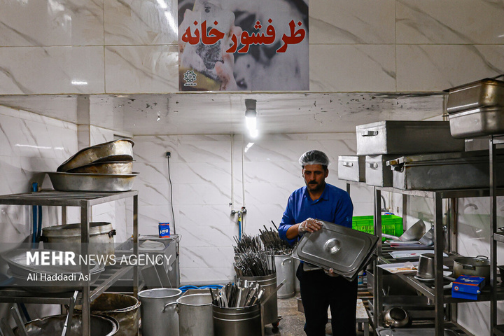 طبخ غذای آسیب‌دیدگان جنگ ۱۲روزه تحمیلی در آشپزخانه مرکزی شهرداری تهران