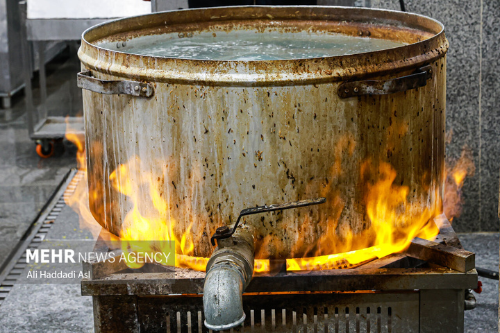 طبخ غذای آسیب‌دیدگان جنگ ۱۲روزه تحمیلی در آشپزخانه مرکزی شهرداری تهران