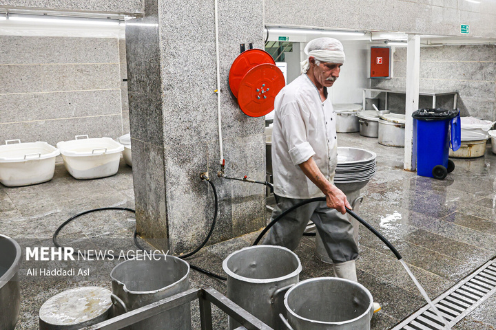 طبخ غذای آسیب‌دیدگان جنگ ۱۲روزه تحمیلی در آشپزخانه مرکزی شهرداری تهران