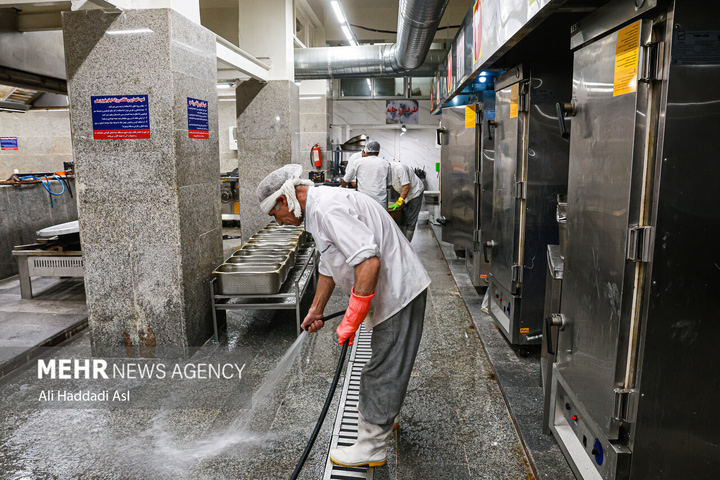 طبخ غذای آسیب‌دیدگان جنگ ۱۲روزه تحمیلی در آشپزخانه مرکزی شهرداری تهران