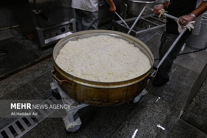 طبخ غذای آسیب‌دیدگان جنگ ۱۲روزه تحمیلی در آشپزخانه مرکزی شهرداری تهران