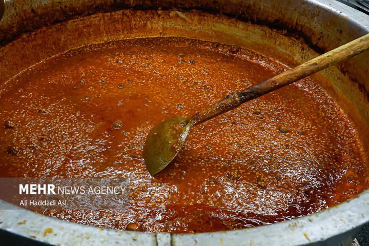 طبخ غذای آسیب‌دیدگان جنگ ۱۲روزه تحمیلی در آشپزخانه مرکزی شهرداری تهران