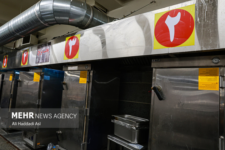 طبخ غذای آسیب‌دیدگان جنگ ۱۲روزه تحمیلی در آشپزخانه مرکزی شهرداری تهران