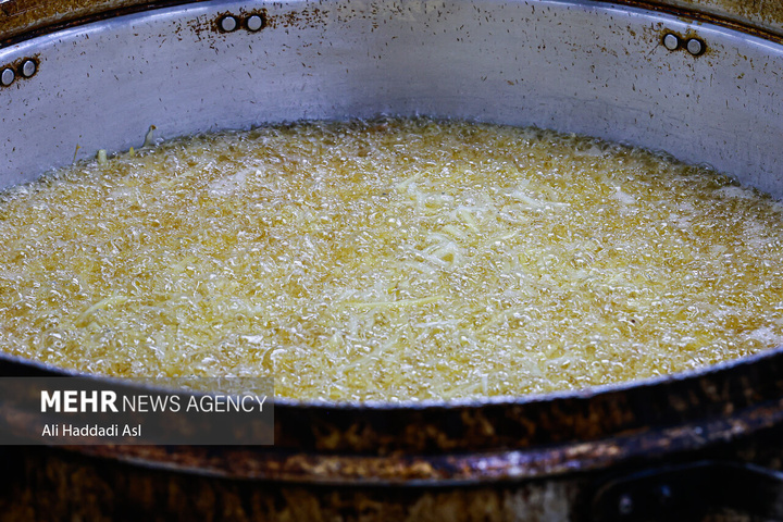 طبخ غذای آسیب‌دیدگان جنگ ۱۲روزه تحمیلی در آشپزخانه مرکزی شهرداری تهران