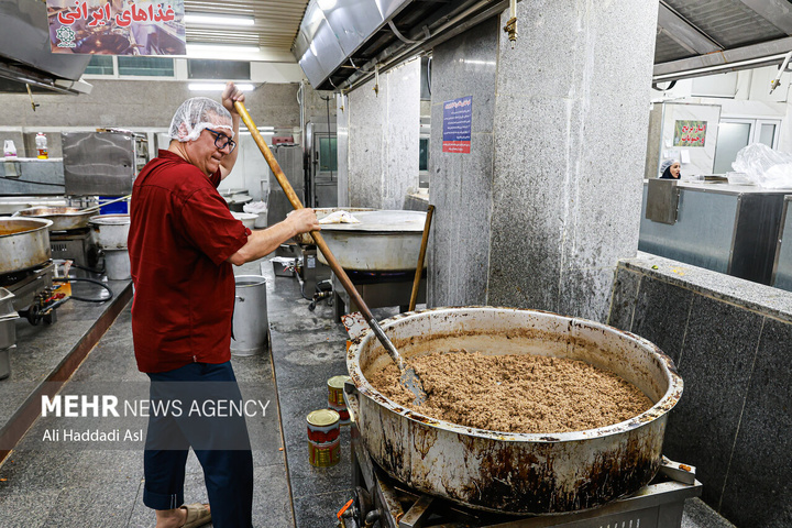 طبخ غذای آسیب‌دیدگان جنگ ۱۲روزه تحمیلی در آشپزخانه مرکزی شهرداری تهران