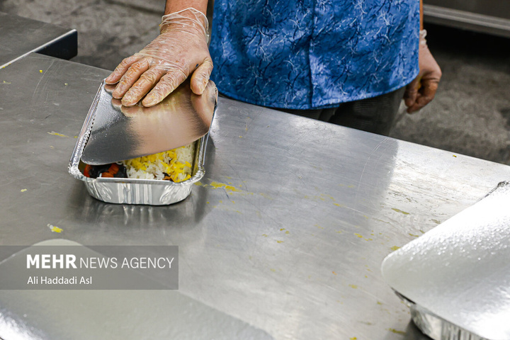 طبخ غذای آسیب‌دیدگان جنگ ۱۲روزه تحمیلی در آشپزخانه مرکزی شهرداری تهران