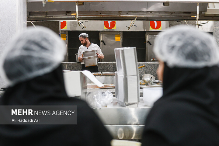 طبخ غذای آسیب‌دیدگان جنگ ۱۲روزه تحمیلی در آشپزخانه مرکزی شهرداری تهران