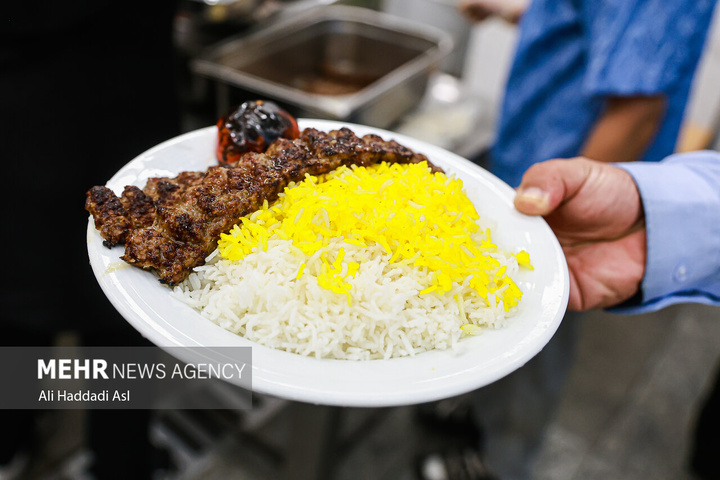 طبخ غذای آسیب‌دیدگان جنگ ۱۲روزه تحمیلی در آشپزخانه مرکزی شهرداری تهران