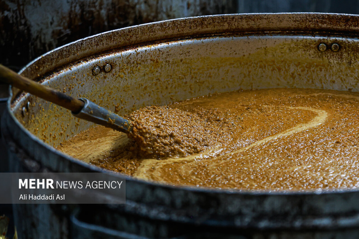 طبخ غذای آسیب‌دیدگان جنگ ۱۲روزه تحمیلی در آشپزخانه مرکزی شهرداری تهران