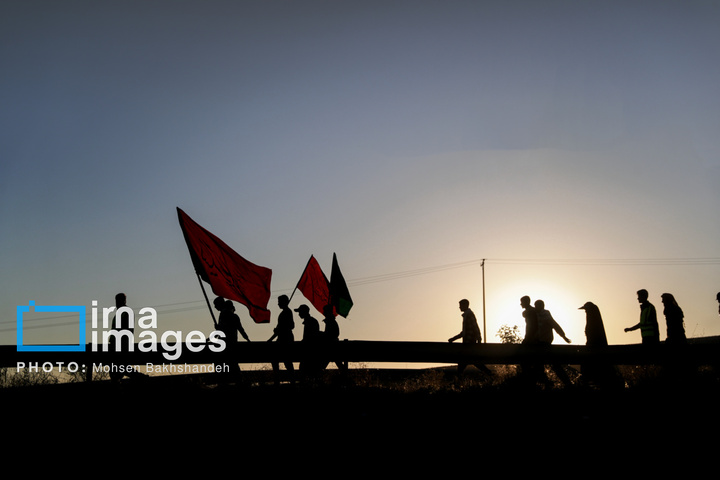 زائران پیاده در راه مشهد الرضا علیه السلام