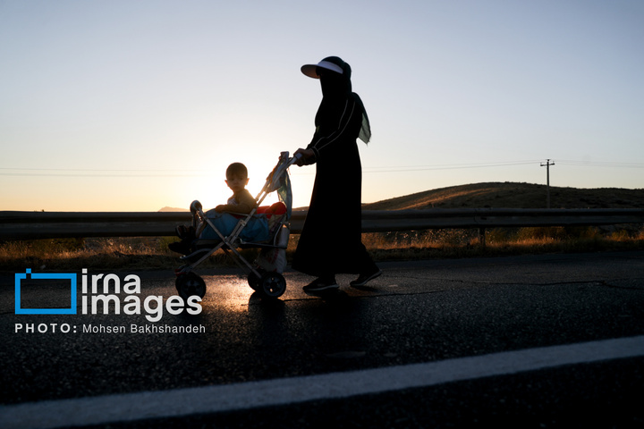 زائران پیاده در راه مشهد الرضا علیه السلام