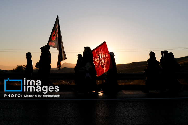 زائران پیاده در راه مشهد الرضا علیه السلام