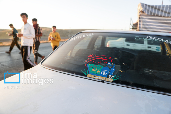 زائران پیاده در راه مشهد الرضا علیه السلام