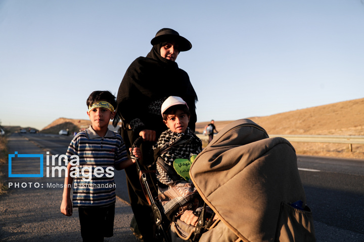 زائران پیاده در راه مشهد الرضا علیه السلام