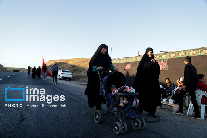 زائران پیاده در راه مشهد الرضا علیه السلام