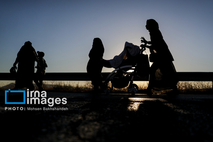 زائران پیاده در راه مشهد الرضا علیه السلام