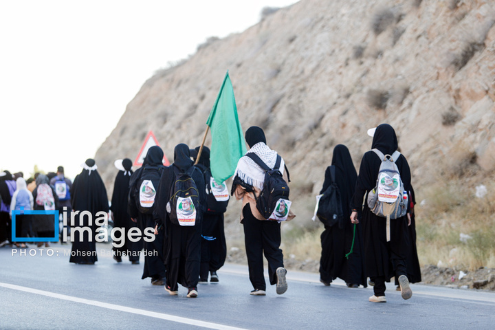 زائران پیاده در راه مشهد الرضا علیه السلام