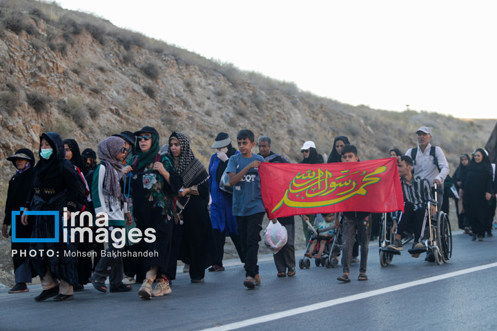 زائران پیاده در راه مشهد الرضا علیه السلام