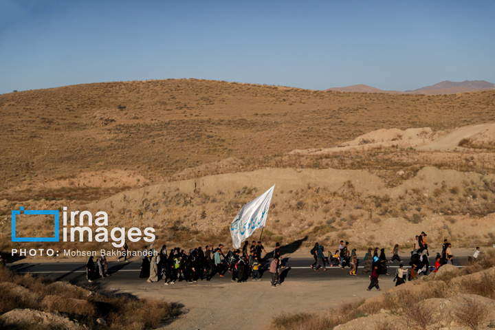 زائران پیاده در راه مشهد الرضا علیه السلام