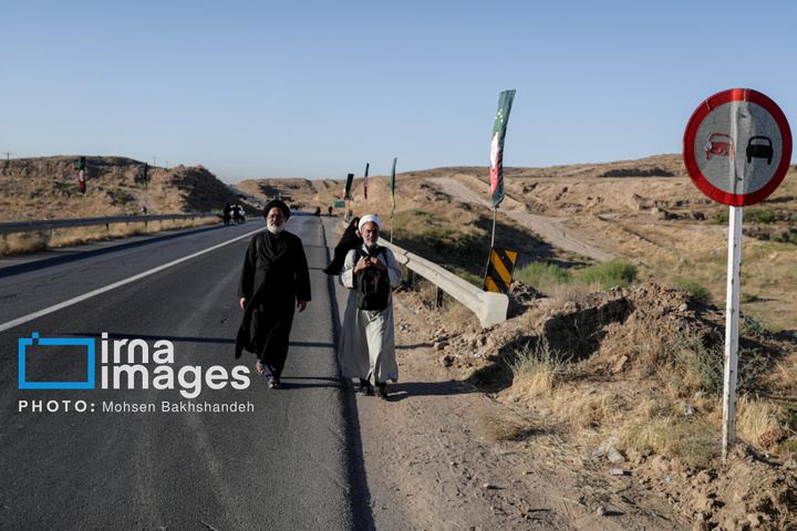 زائران پیاده در راه مشهد الرضا علیه السلام