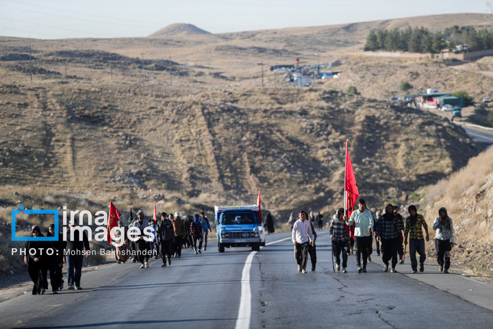 زائران پیاده در راه مشهد الرضا علیه السلام