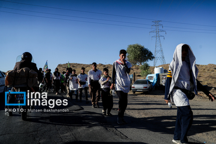 زائران پیاده در راه مشهد الرضا علیه السلام