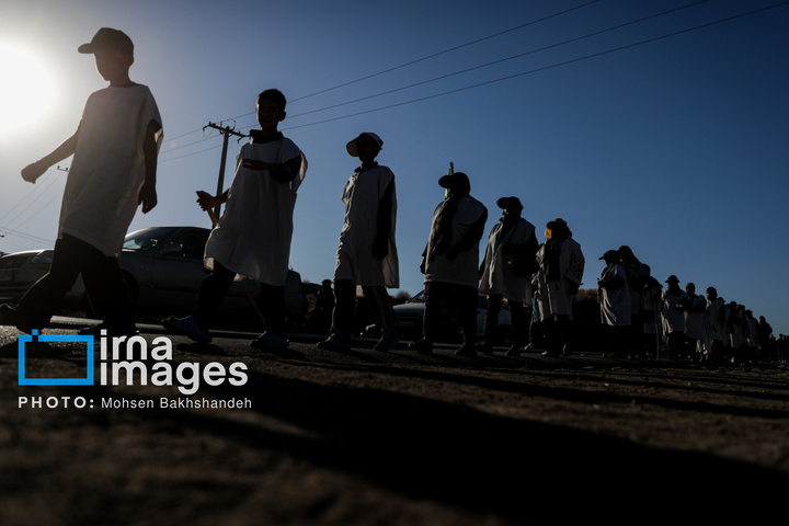 زائران پیاده در راه مشهد الرضا علیه السلام