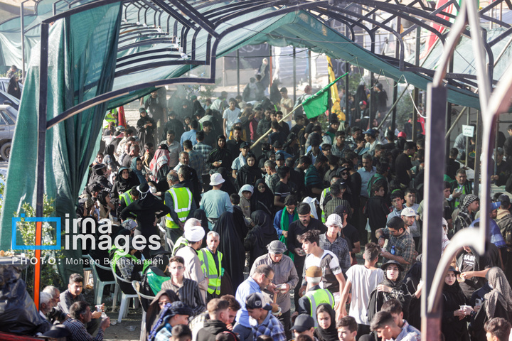 زائران پیاده در راه مشهد الرضا علیه السلام