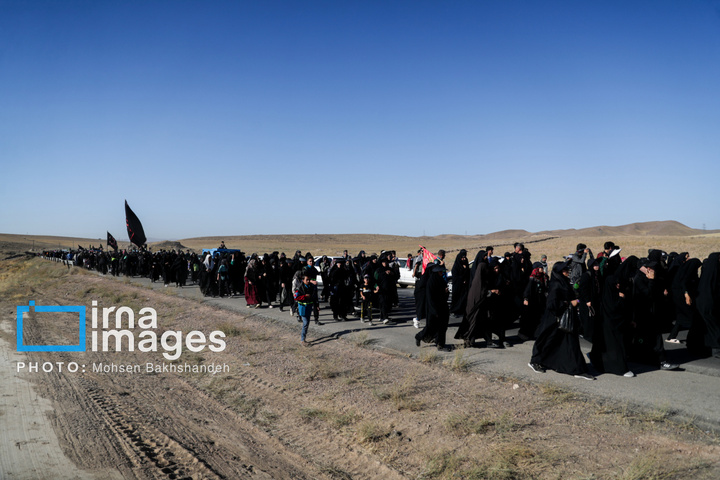 زائران پیاده در راه مشهد الرضا علیه السلام