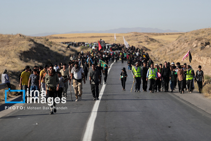 زائران پیاده در راه مشهد الرضا علیه السلام