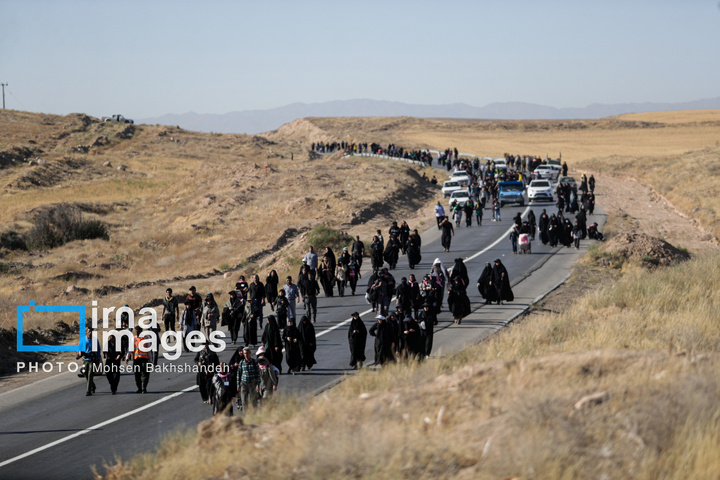 زائران پیاده در راه مشهد الرضا علیه السلام
