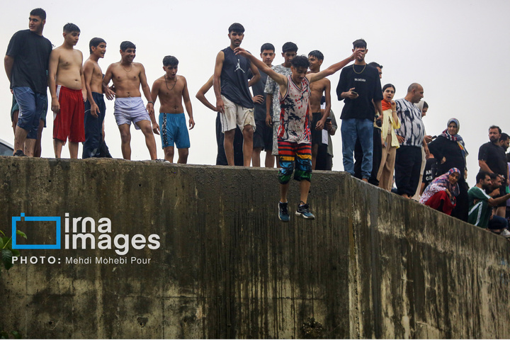 آب‌تنی در روزهای داغ تابستان