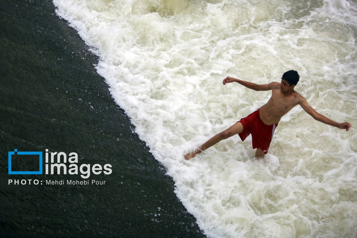 آب‌تنی در روزهای داغ تابستان