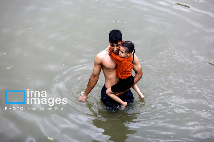 آب‌تنی در روزهای داغ تابستان