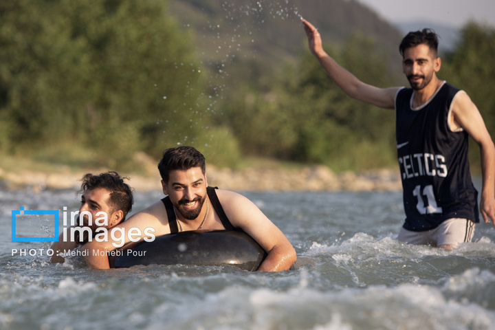 آب‌تنی در روزهای داغ تابستان