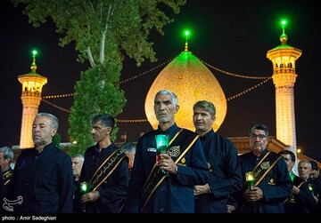 آیین لاله گردانی شام غریبان شهادت امام رضا علیه السلام در حرم مطهر حضرت شاهچراغ  علیه السلام